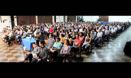 Mais de 500 pessoas assistindo à conferência de Benjamin (Teixeira de Aguiar).